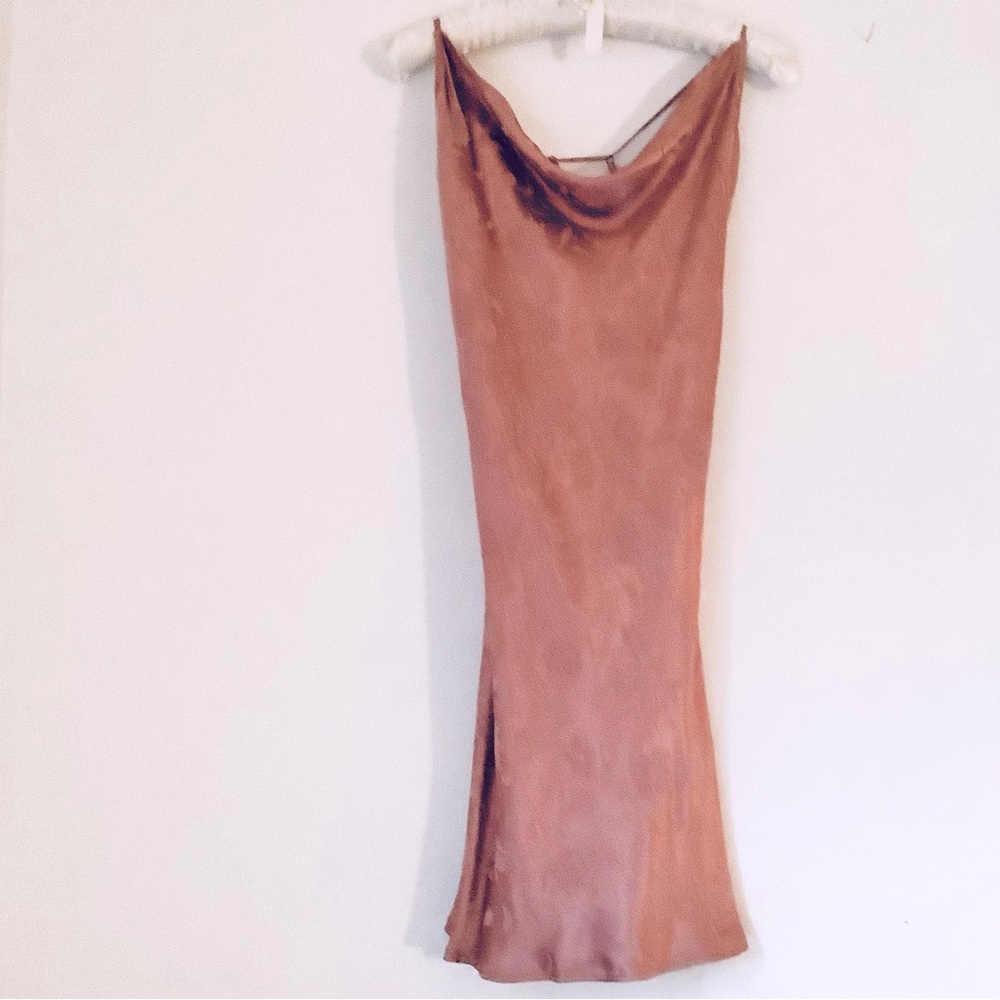 NWT Windsor mauve, satin-like, knee length dress. Size M